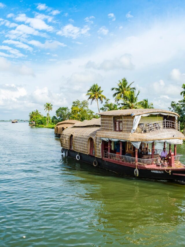 നിങ്ങൾ തീർച്ചയായും കണ്ടിരിക്കേണ്ട 7 മികച്ച കേരള കായലുകൾ